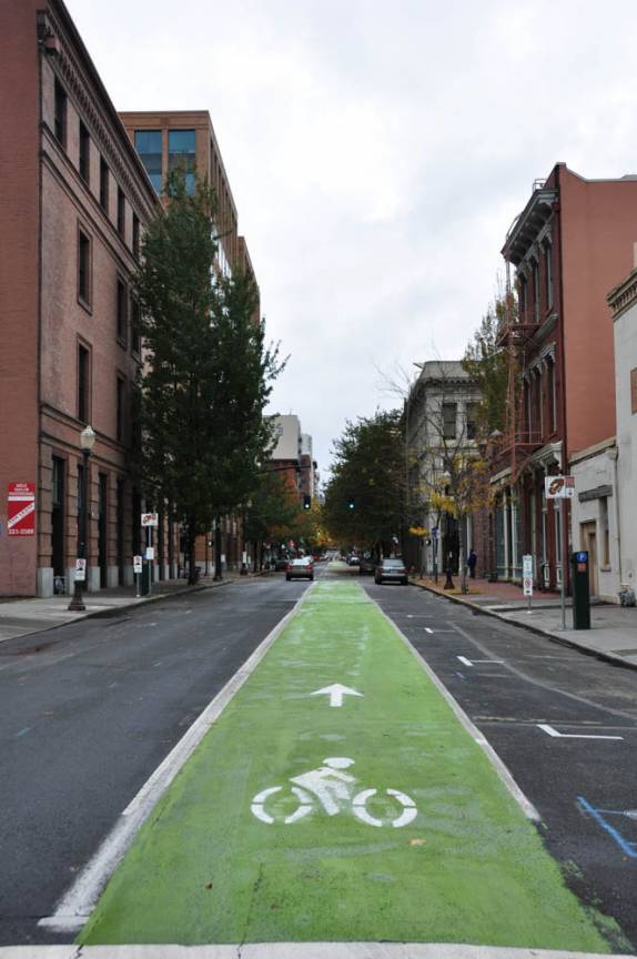 Muito bem marcada, pista exclusiva para ciclistas em rua central de Portland, no Oregon, oeste dos Estados Unidos